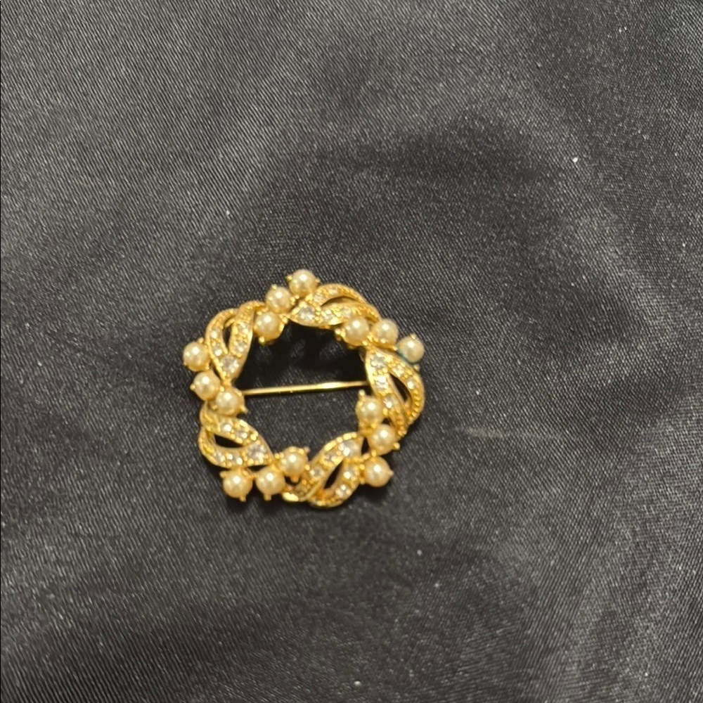 Elegant Gold and Pearl Brooch